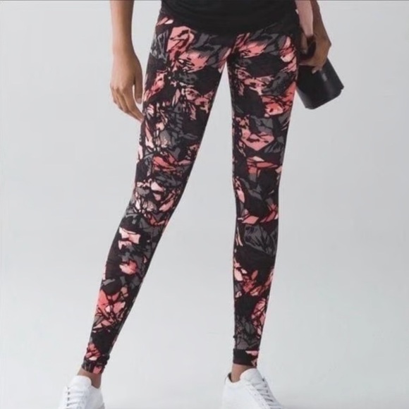 Lululemon High Times Pant Luxtreme
Paint Storm Espresso Multi
W5L95S
Soul Cycle - Picture 1 of 8
